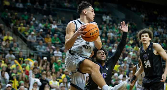 Freshman point guard Jackson Shelstad finding an open teammate against Washington.